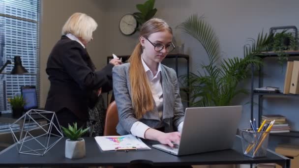 Knepig ung affärskvinna gnugga händerna intrigerar onda knepiga spratt plan i åtanke i office interiör — Stockvideo