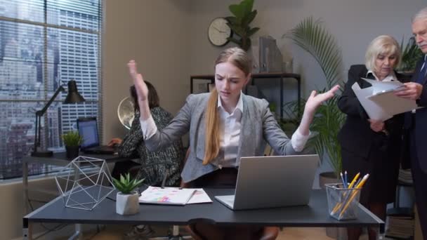 オフィスで論文を分析した後、動揺不満ビジネス会計士の女の子イライラ悲しい怒っている — ストック動画