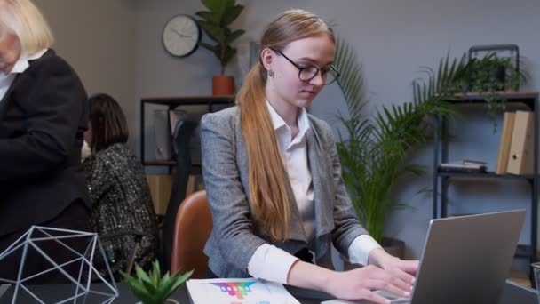 Скучная молодая женщина босс делает лицо пальмовый жест при разработке нового проекта на ноутбуке — стоковое видео