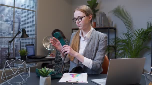 Geïrriteerde jonge zakenvrouw praten op retro telefoongesprek geïrriteerde stem ontevreden met werk — Stockvideo