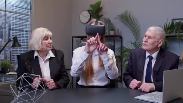 VR 앱 헤드셋 헬멧을 사용하는 사업가 사무실에서 가상 현실 그래프를 보는 연구를 하는 모습 — 비디오