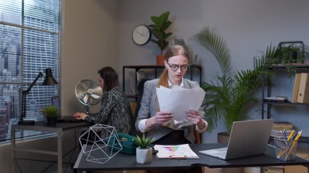 Manager irritiert nach Analyse von Finanzpapieren im Büro mit Bürounterlagen — Stockvideo