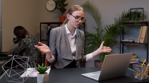 Fokuserad affärskvinna vifta hand hej hej hej då, prata, titta in laptop dator på hemmakontoret — Stockvideo