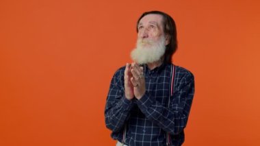 Sinsi, olgun büyükbaba sinsi kötü adam fikri, kurnaz hileler, şakalar ve şakalar üzerine düşünüyor.