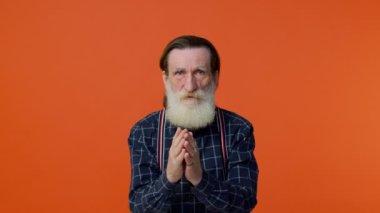 Şaşırmış yaşlı sakallı adam dileği, iyi şans bekliyor, piyango sonuçları, kötü talih, kayıp