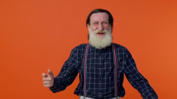 Feliz anciano alegre barbudo riendo en voz alta después de escuchar anécdota ridícula, broma divertida — Vídeos de Stock