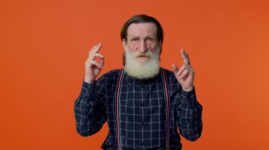 Yaşlı yaşlı sakallı adam iyi şanslar diliyor piyango kazanmayı bekliyor, büyük servet, kutlama, mutlu