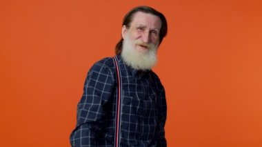 Yaşlı, yaşlı, sakallı bir adam elleriyle davetkar bir jest yapıyor. Katılmak istiyor, gelmek istiyor.