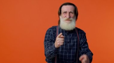 Yaşlı büyükbaba şakacı, aptal surat ifadeleri takınıyor, yüzünü buruşturuyor, dil gösteriyor.