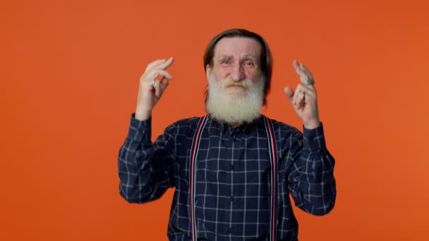 Şaşırmış yaşlı sakallı adam dileği, iyi şans bekliyor, piyango sonuçları, kötü talih, kayıp — Stok video