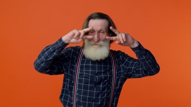 Anciano barbudo de pelo gris abuelo hombre escuchando música, sonriendo bailando música, divirtiéndose — Vídeos de Stock