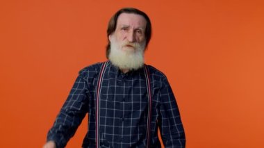 Üzgün yaşlı sakallı adam avuç içi hareketi yapıyor, sıkılıyor, hayal kırıklığına uğruyor, kötü haber.