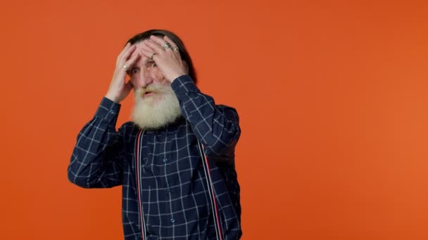 Stressad deprimerad gammal man uttrycker sin rädsla och viftar bort händerna från fara, viftar ingen — Stockvideo