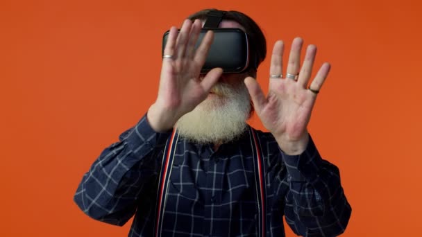 Senior elegante hombre de pelo gris con casco de casco aplicación para jugar simulación realidad virtual VR juego — Vídeos de Stock