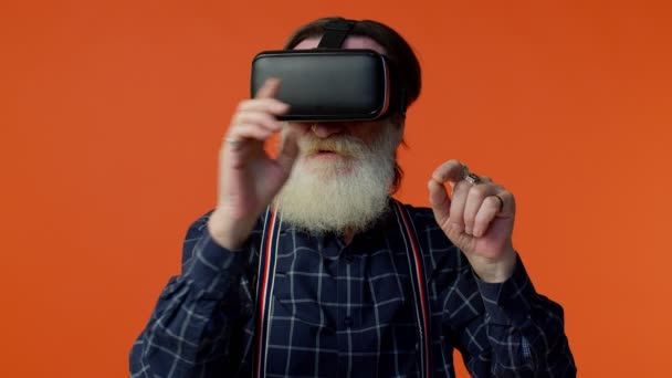 Oudere man met behulp van virtual reality VR app headset helm om te spelen simulatie 3d 360 video game tekening — Stockvideo