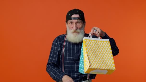 Senior bebaarde man met boodschappentassen en tot 50 Procent Off inscripties banner, Black Friday — Stockvideo