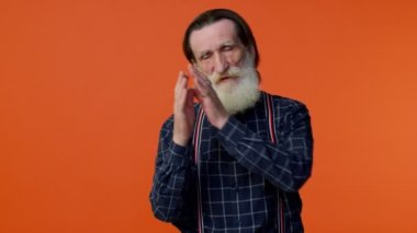 Yaşlı, sakallı, yorgun adam avuçlarına uzanmış, esniyor, gündüzleri uyukluyor.