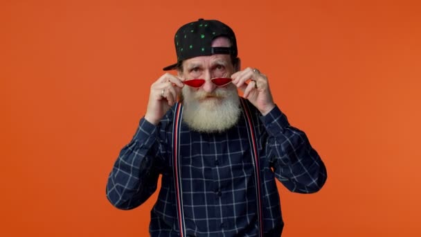 Érett öreg szakállas nagyapa mutatja hüvelykujját fel és bólogatás jóváhagyása, sikeres jó munka — Stock videók