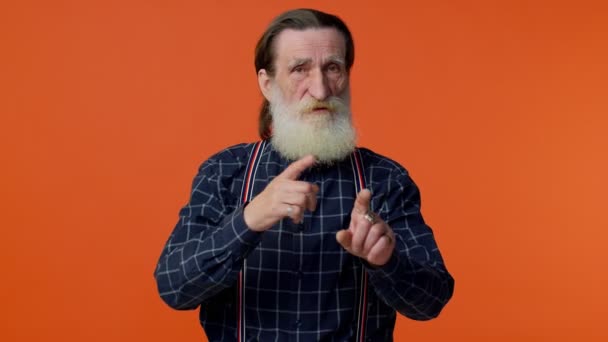 Confundido anciano barbudo apuntando con los dedos pregunta quién soy no gracias no lo necesito — Vídeos de Stock