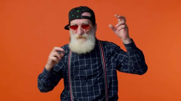 Vieux barbu grand-père homme en lunettes de soleil écouter de la musique, sourire en dansant sur la musique, s'amuser — Video