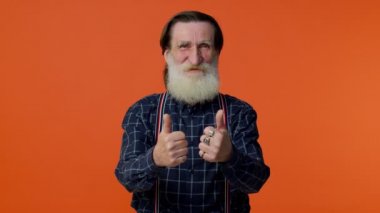 Olgun yaşlı sakallı büyükbaba başparmağını sallıyor ve onaylıyor, başarılı bir iş.