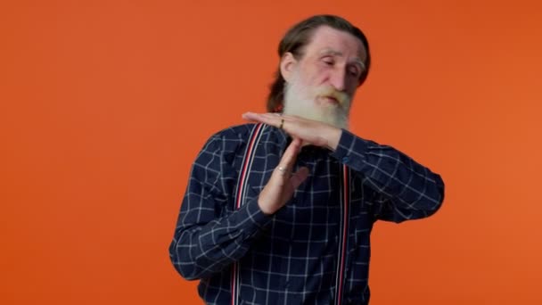 Cansado grave chateado maduro velho barbudo avô mostrando tempo fora gesto, limite ou parar sinal — Vídeo de Stock