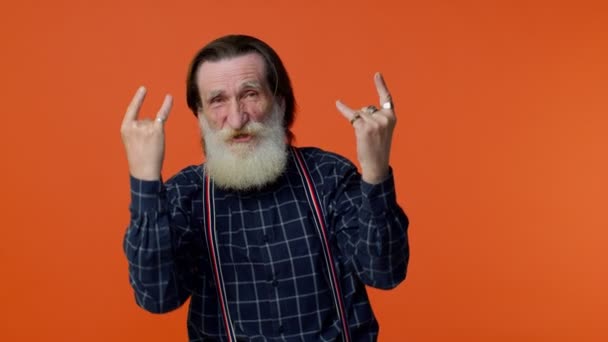 Overjoyed delighted crazy elderly man showing rock n roll gesture by hands, cool sign, dancing — Stock Video