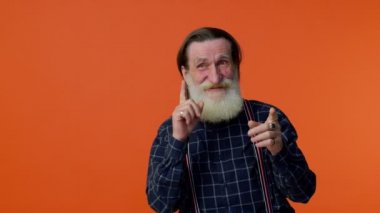Küçük çılgın yaşlı sakallı adam dil gösteriyor, etrafta dolanıyor, aptal suratlar yapıyor.