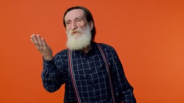 Gülümseyen romantik son sınıf öğrencisi bir sürü öpücük gönderiyor kameraya bakıyor ve gülümsüyor, seni özlüyor.