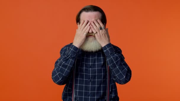 Idős szakállas öregember csukott szemmel mutatja stop gesztus, zavarodott félénk fél nézni — Stock videók