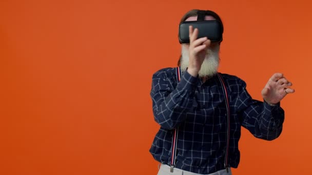 Hombre mayor que utiliza casco de casco de realidad virtual VR aplicación para jugar simulación 3d 360 videojuego, dibujo — Vídeo de stock