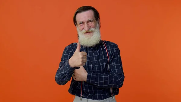 Senior old bearded man raises thumbs up agrees with something or gives positive reply likes good — Stock Photo, Image