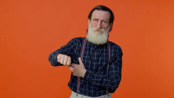 Homem idoso perturbado mostrando polegares para baixo sinal gesto, expressando, desaprovação, insatisfeito, desgosto — Fotografia de Stock