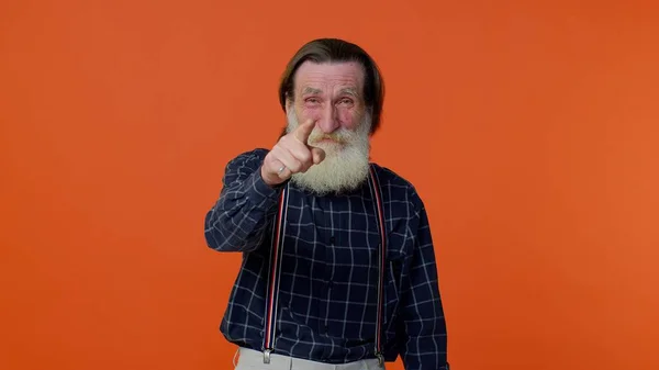 Starszy, rozbawiony mężczyzna wytykający palcami kamerę, śmiejący się na głos z niedorzecznego wyglądu, śmieszny żart — Zdjęcie stockowe