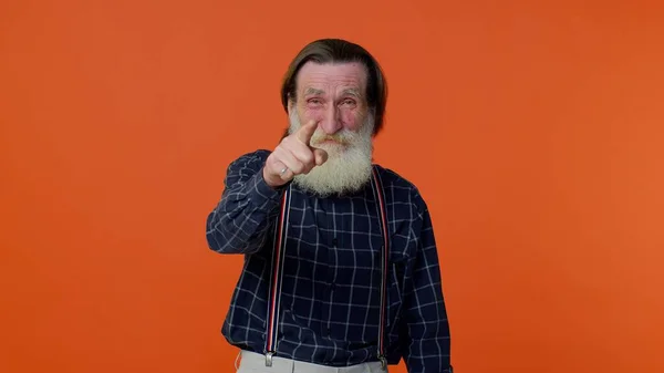 Elderly amused man pointing finger to camera, laughing out loud of ridiculous appearance, funny joke — Stock Photo, Image