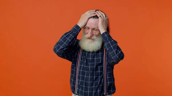 Sfrustrowany staruszek brodaty mężczyzna krzyczy ze stresu problemy napięciowe czuje beznadziejność strach — Zdjęcie stockowe