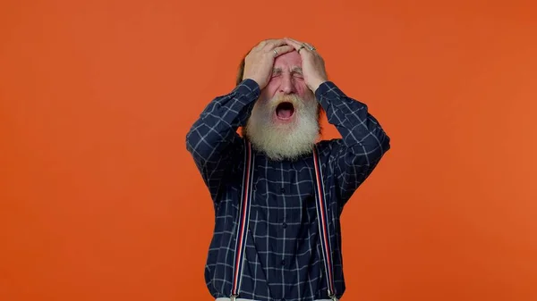 Elderly bearded frustrated man screams from stress tension problems feels horror hopelessness fear — Stock Photo, Image