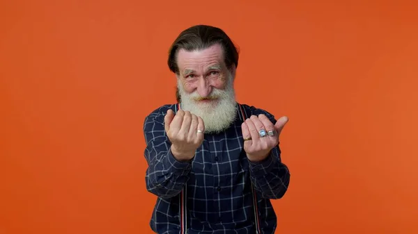 Senior gammal man pekar på kameran med lekfulla glada uttryck, göra val, visar riktning — Stockfoto