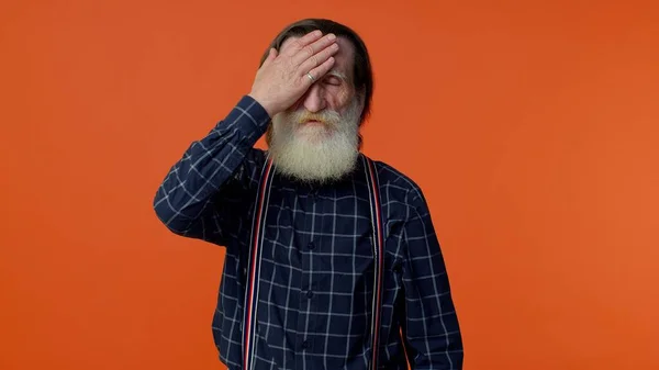 Üzgün yaşlı sakallı adam avuç içi hareketi yapıyor, sıkılıyor, hayal kırıklığına uğruyor, kötü haber. — Stok fotoğraf