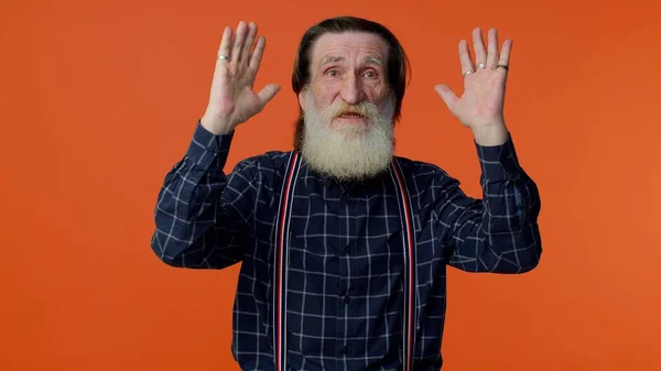 Frustrato anziano barbuto uomo urla da stress problemi di tensione sente orrore disperazione paura — Foto Stock