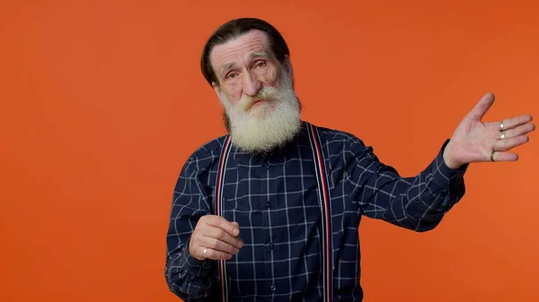 Senior oude man met baard wijzend vinger weg vragen om hem met rust te laten strikte baas vuren, conflict — Stockfoto