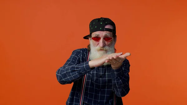 Mature old bearded grandfather in sunglasses showing wasting or throwing money around hand gesture — Stock Photo, Image