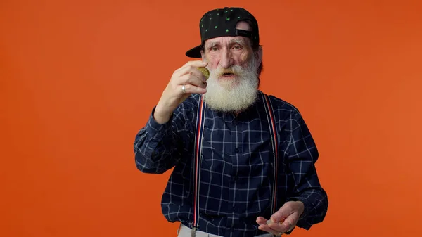 Mature old bearded stylish man showing golden bitcoins, cryptocurrency investment, mining technology — Stock Photo, Image