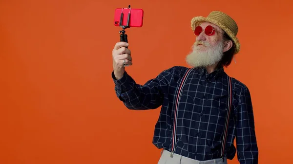 Mature grand-père voyageur blogueur dans les lunettes de soleil, prendre selfie sur téléphone mobile, appel vidéo en ligne — Photo