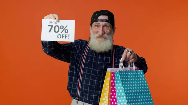 ショッピングバッグを示すシニアひげそりの男と最大70%オフ碑文バナー、ブラックフライデー — ストック写真