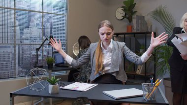 Memnuniyetsiz muhasebeci kız, ofisteki belgeleri inceledikten sonra sinirlendi ve sinirlendi.