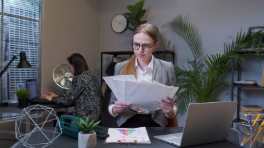Müdür, ofisteki mali belgeleri inceledikten sonra kızgın, kızgın iş kadını muhasebeciyi sinirlendirdi.