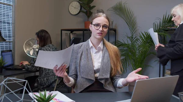 Mujer gerente de la empresa de negocios en la oficina de lectura candidato reanudar la entrevista de trabajo sin éxito —  Fotos de Stock