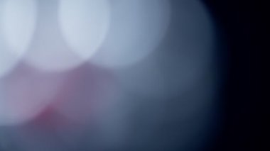 Çok renkli ışık siyah zemin üzerine 4k 'lık görüntü sızdırıyor, görüntü stilize ediliyor, geçişler, Bokeh etkisi