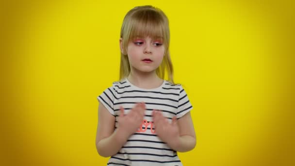 Забавна блондинка дитина слухає музику, посміхається танцює диско музику, рухає руками — стокове відео